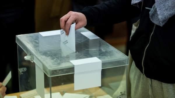 Un votante en las elecciones catalanas Un votante en las elecciones catalanas