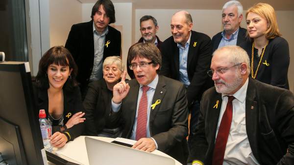 El expresident y candidato de Junts per Catalunya, Carles Puigdemont, sigue el escrutinio desde Bruselas. El expresident y candidato de Junts per Catalunya, Carles Puigdemont, sigue el escrutinio desde Bruselas.