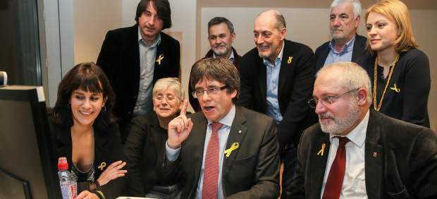 El expresident y candidato de Junts per Catalunya, Carles Puigdemont, sigue el escrutinio desde Bruselas.