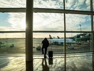 Viajero con maleta en aeropuerto