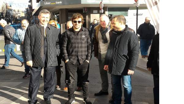 Fernando Alonso inaugura un paso de cebra solidario en Siero Fernando Alonso inaugura un paso de cebra solidario en Siero