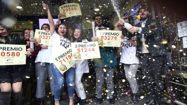 Doña Manolita en Madrid reparte el gordo, el segundo premio y quintos Doña Manolita en Madrid reparte el gordo, el segundo premio y quintos