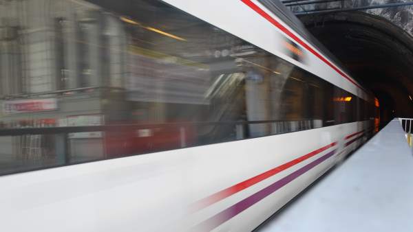 Tren de Cercanías de Renfe Tren de Cercanías de Renfe