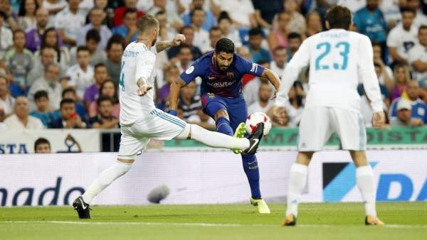 Luis Suárez y Sergio Ramos en el Clásico entre Real Madrid y Barcelona Luis Suárez y Sergio Ramos en el Clásico entre Real Madrid y Barcelona