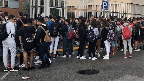 Manifestación de 200 alumnos ante un instituto de Sant Andreu de la Barca Manifestación de 200 alumnos ante un instituto de Sant Andreu de la Barca