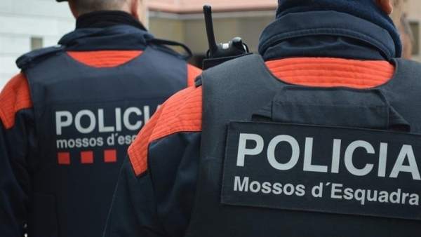 Dos miembros de los Mossos d' Esquadra de espaldas. Dos miembros de los Mossos d' Esquadra de espaldas.
