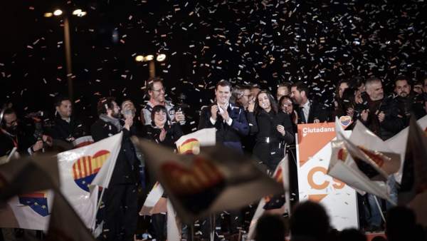 Rivera y Arrimadas, en el centro de la imagen, celebra los resultados del 21-D. Rivera y Arrimadas, en el centro de la imagen, celebra los resultados del 21-D.