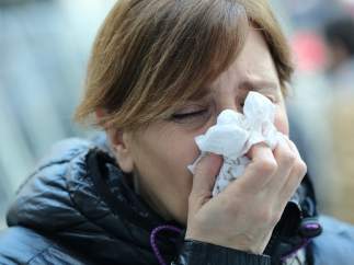 Gripe, resfriado, constipado, constiparse, mujer tosiendo, toser, tos