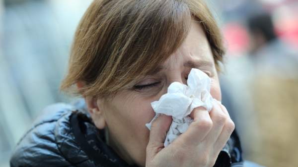 Gripe, resfriado, constipado, constiparse, mujer tosiendo, toser, tos Gripe, resfriado, constipado, constiparse, mujer tosiendo, toser, tos