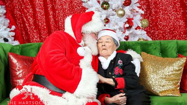 Una mujer con Alzheimer reconoce a Papá Noel en una emocionante sesión de fotos Una mujer con Alzheimer reconoce a Papá Noel en una emocionante sesión de fotos