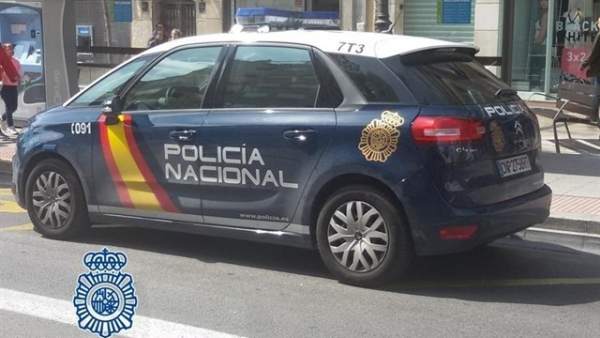 Coche de la Policía Nacional en Granada Coche de la Policía Nacional en Granada