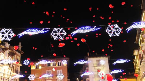 Globos rojos con forma de corazón en el fin de año en Teruel Globos rojos con forma de corazón en el fin de año en Teruel