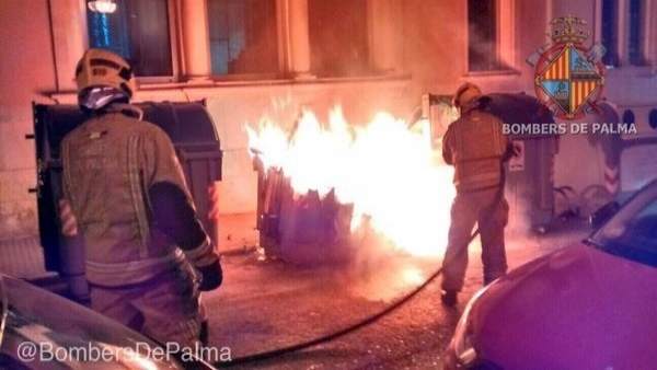 Bomberos de Palma sofocando el fuego de contenedores Bomberos de Palma sofocando el fuego de contenedores