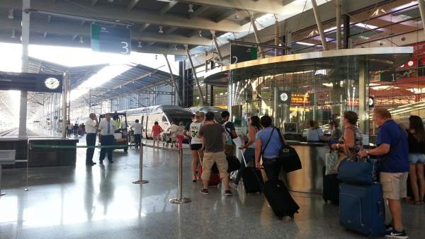 Pasajeros, Viajeros, Tren, Renfe, Adif, viaje, Estación Pasajeros, Viajeros, Tren, Renfe, Adif, viaje, Estación