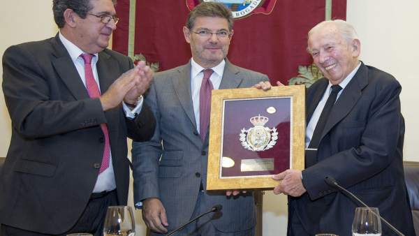 Olivencia al recibir la Medalla de Honor del Colegio de Abogados de Sevilla Olivencia al recibir la Medalla de Honor del Colegio de Abogados de Sevilla