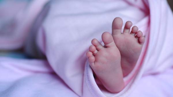 Los pies de una bebé recién nacida. Los pies de una bebé recién nacida.
