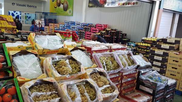 Uvas en exposición para la venta en Mercamurcia Uvas en exposición para la venta en Mercamurcia