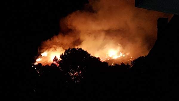 Las llamas del incendio forestal de Castelldefels. Las llamas del incendio forestal de Castelldefels.