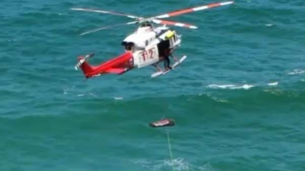 Rescate del cadáver aparecido en la playa de Liendo Rescate del cadáver aparecido en la playa de Liendo