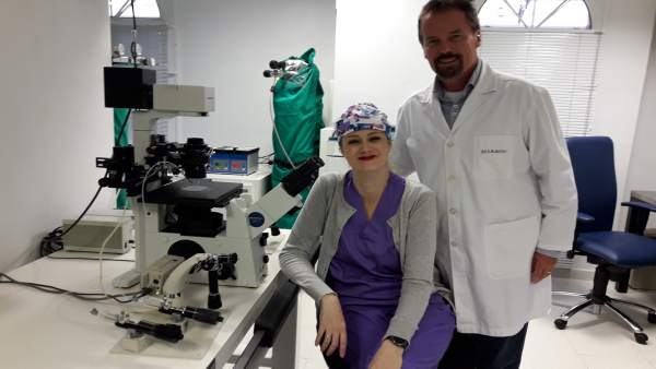 El doctor Jan Tesarik con un miembro de su equipo en la Clínica Margen El doctor Jan Tesarik con un miembro de su equipo en la Clínica Margen