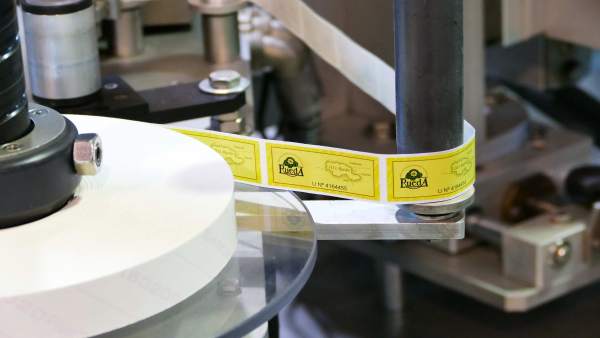 Imagen de la máquina que coloca las contraetiquetas de la DO Rueda Imagen de la máquina que coloca las contraetiquetas de la DO Rueda