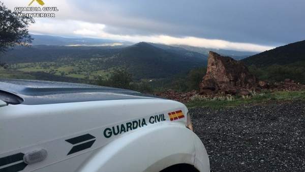 La Guardia Civil Localiza a un anciano con alzheimer perdido en Almonaster. La Guardia Civil Localiza a un anciano con alzheimer perdido en Almonaster.