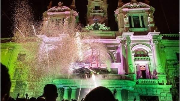 Fiesta de Nochevieja en la Plaza del Ayuntamiento de València. Archivo Fiesta de Nochevieja en la Plaza del Ayuntamiento de València. Archivo