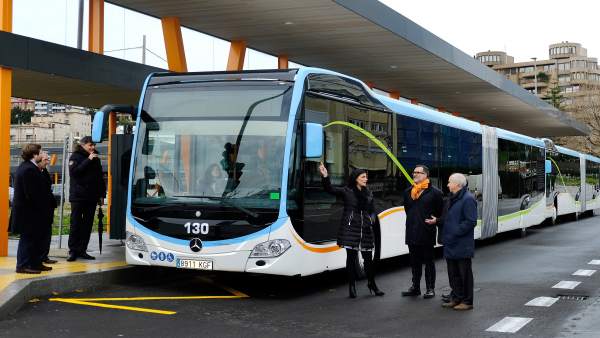 La alcaldesa y el concejal recepcionan los autobuses articulados La alcaldesa y el concejal recepcionan los autobuses articulados