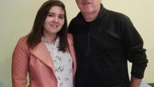 Ana Lourdes Fernández posa con el médico que la trató de niña, Miguel Ángel Díaz Ana Lourdes Fernández posa con el médico que la trató de niña, Miguel Ángel Díaz