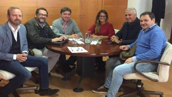 La delegada de Turismo, Natalia Santos, se reúne con el sector. La delegada de Turismo, Natalia Santos, se reúne con el sector.