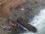 Al menos 48 muertos después de que un autobús cayera por un acantilado en Perú