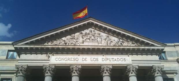 Fachada del Congreso con bandera