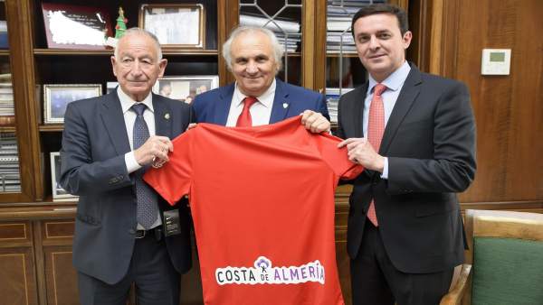 Gabriel Amat, Alfonso García y Javier A. García tras la firma del acuerdo Gabriel Amat, Alfonso García y Javier A. García tras la firma del acuerdo