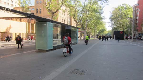 Ciclista junto a marquesina de tranvía Ciclista junto a marquesina de tranvía