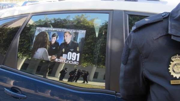 Coche de Policía con campaña contra la violencia de género Coche de Policía con campaña contra la violencia de género