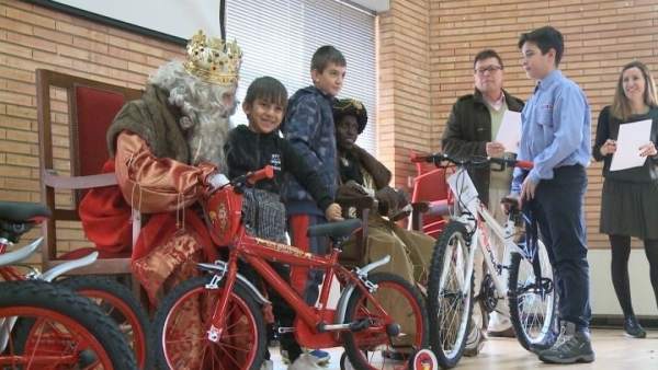 Entraga juguetes a niños desfavorecidos Entraga juguetes a niños desfavorecidos