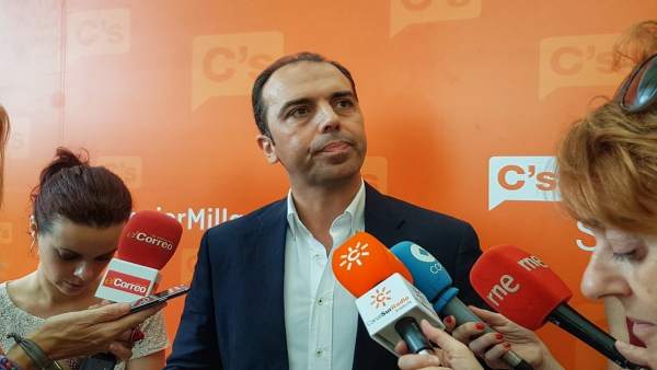 El portavoz de Ciudadanos en Sevilla, Javier Millán, ante los medios El portavoz de Ciudadanos en Sevilla, Javier Millán, ante los medios