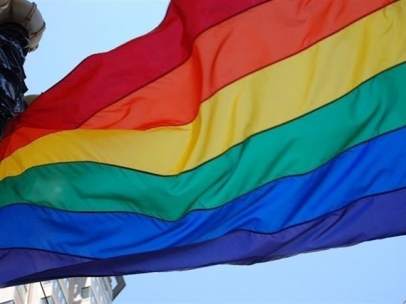 Una bandera LGTBI ondeando.