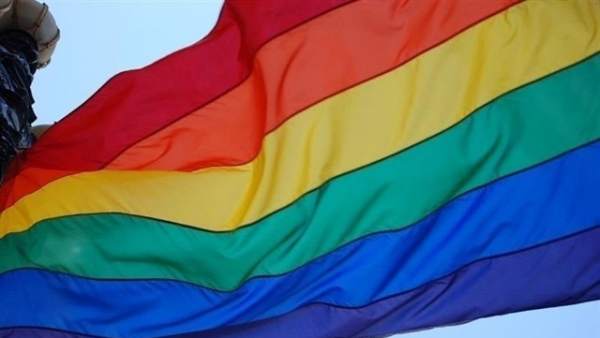 Una bandera LGTBI ondeando. Una bandera LGTBI ondeando.