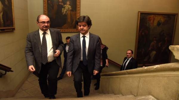 Javier Lambán llega al Ayuntamiento de Huesca, con el alcalde, Luis Felipe Javier Lambán llega al Ayuntamiento de Huesca, con el alcalde, Luis Felipe