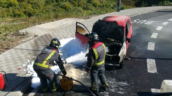 Actuación de los bomberos por un accidente de tráfico Actuación de los bomberos por un accidente de tráfico
