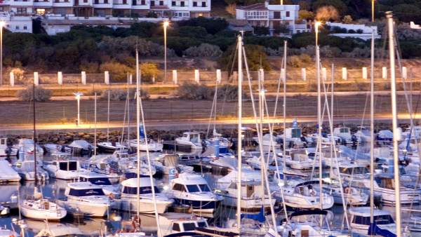 Junta licita por 180.000 euros mejoras en el alumbrado en el puerto de Mazagón. Junta licita por 180.000 euros mejoras en el alumbrado en el puerto de Mazagón.