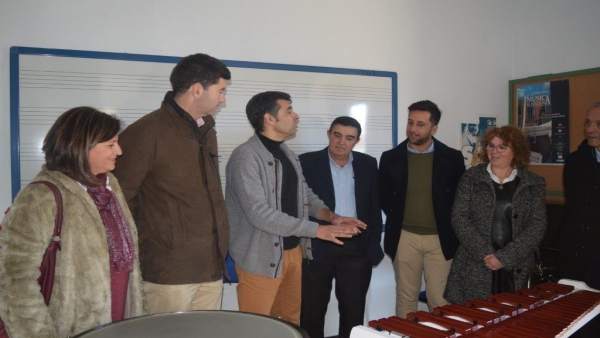 El delegado de Educación Huelva, Vicente Zarza, en el conservatorio de Valverde. El delegado de Educación Huelva, Vicente Zarza, en el conservatorio de Valverde.