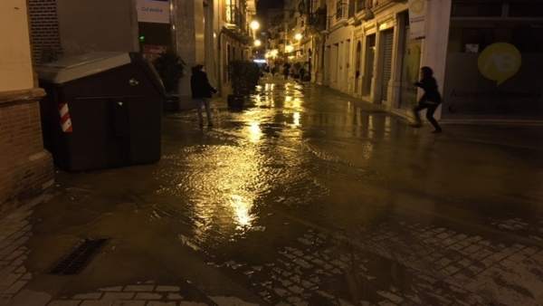 Una rotura de tubería en una calle céntrica de Huelva. Una rotura de tubería en una calle céntrica de Huelva.