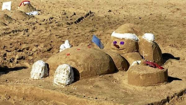 Muñeco de nieve hecho con arena de playa en Islantilla. Muñeco de nieve hecho con arena de playa en Islantilla.