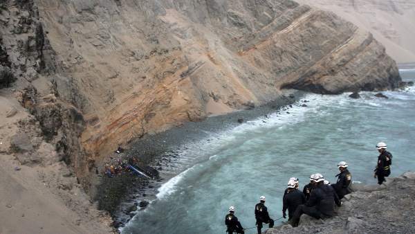 Labores de rescate en el accidente sucedido en el acantilado Pasamayo (Perú). Labores de rescate en el accidente sucedido en el acantilado Pasamayo (Perú).