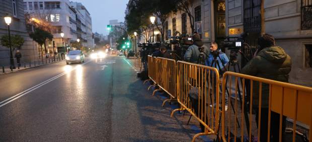 Numerosos medios de comunicación esperan desde primera hora de la mañana en las inmediaciones del Tribunal Supremo.