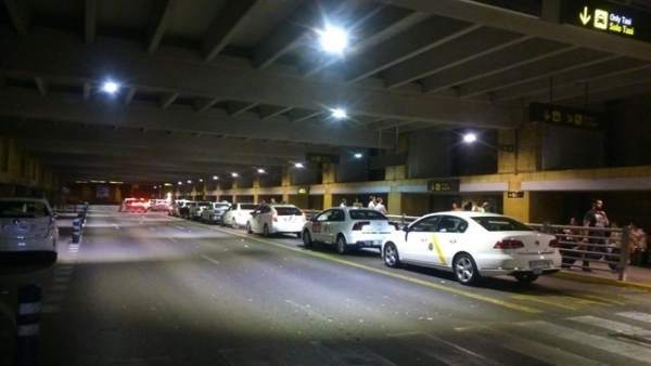 Taxis en el aeropuerto de Sevilla. Taxis en el aeropuerto de Sevilla.