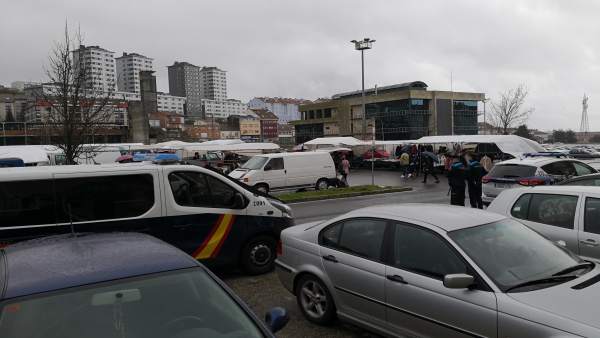 Amplia presencia policial en el mercadillo de Salgueiriños en Santiago Amplia presencia policial en el mercadillo de Salgueiriños en Santiago