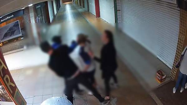 Imagen de la pelea captada por una cámara de seguridad Imagen de la pelea captada por una cámara de seguridad